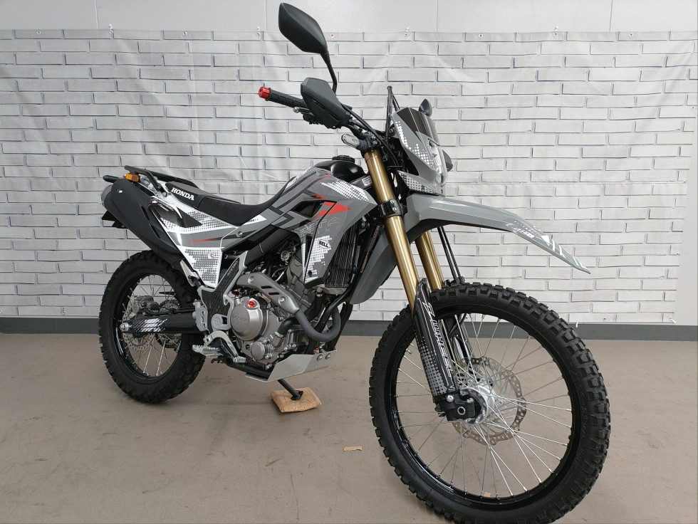 街とオフを自在に遊ぶクールな一台。ホンダ　ＣＲＦ２５０Ｌ × ＺＥＴＡ　ＲＡＣＩＮＧ